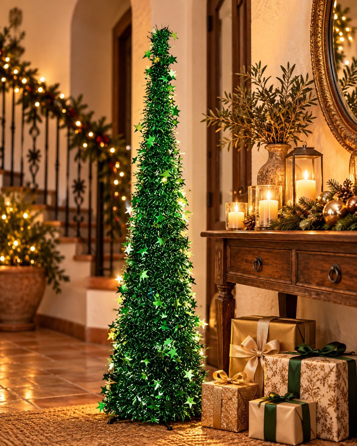 Árbol de Navidad Plegable de Espumillón Verde, Blanco o Dorado (1,2 o 1,5 m) en una casa decorada para Navidad