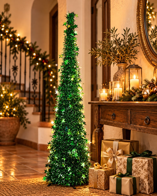 Árbol de Navidad Plegable de Espumillón Verde, Blanco o Dorado (1,2 o 1,5 m) en una casa decorada para Navidad