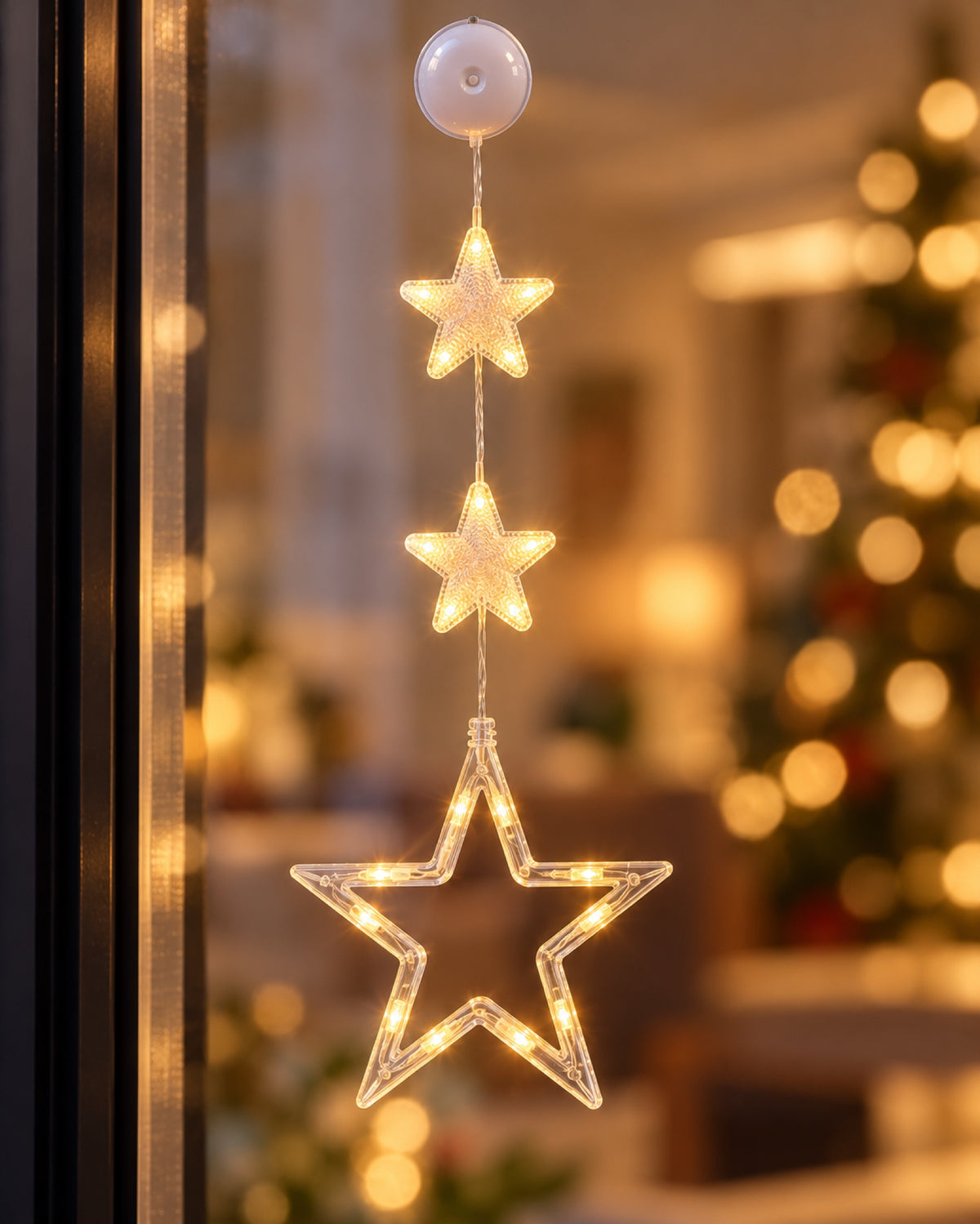 Detalle de una estrella LED encendida en el cristal