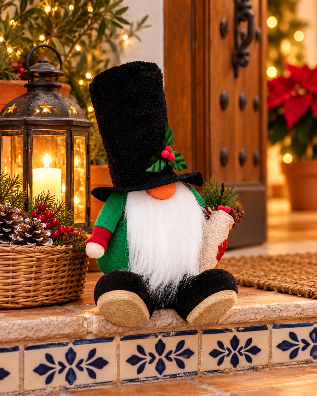 Gnomo navideño decorativo en una casa decorada para Navidad