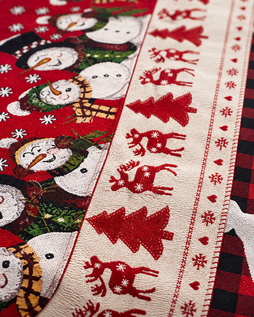 Camino de mesa navideño con renos y muñeco de nieve, detalle